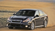 Черный Subaru Legacy поднимает пыль в поле